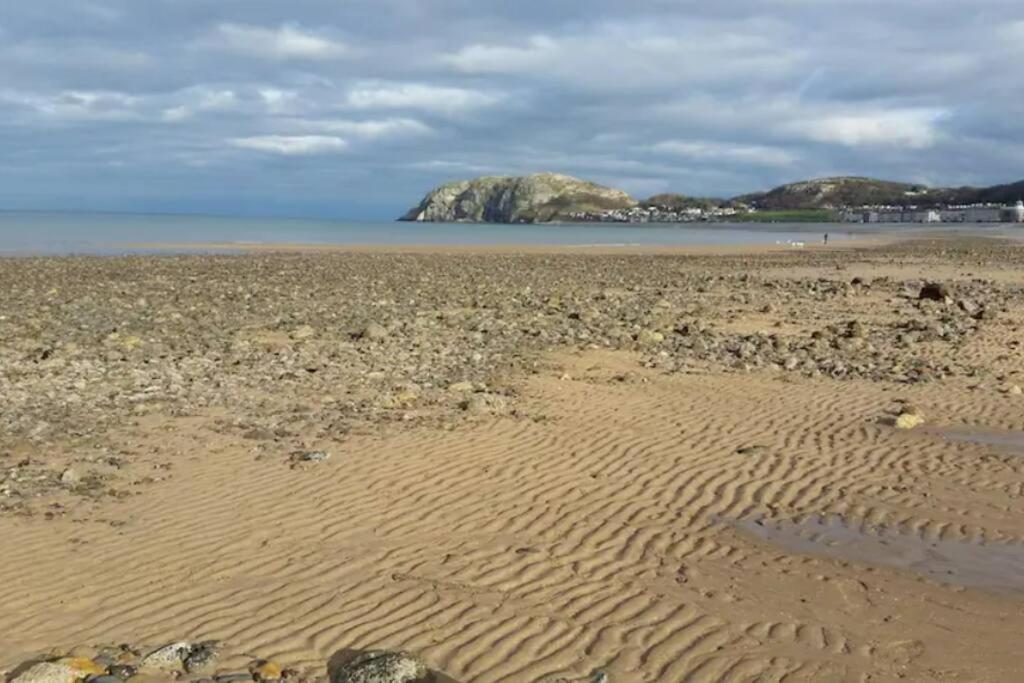 Orme View Dog Friendly Apartment Llandudno Exterior photo